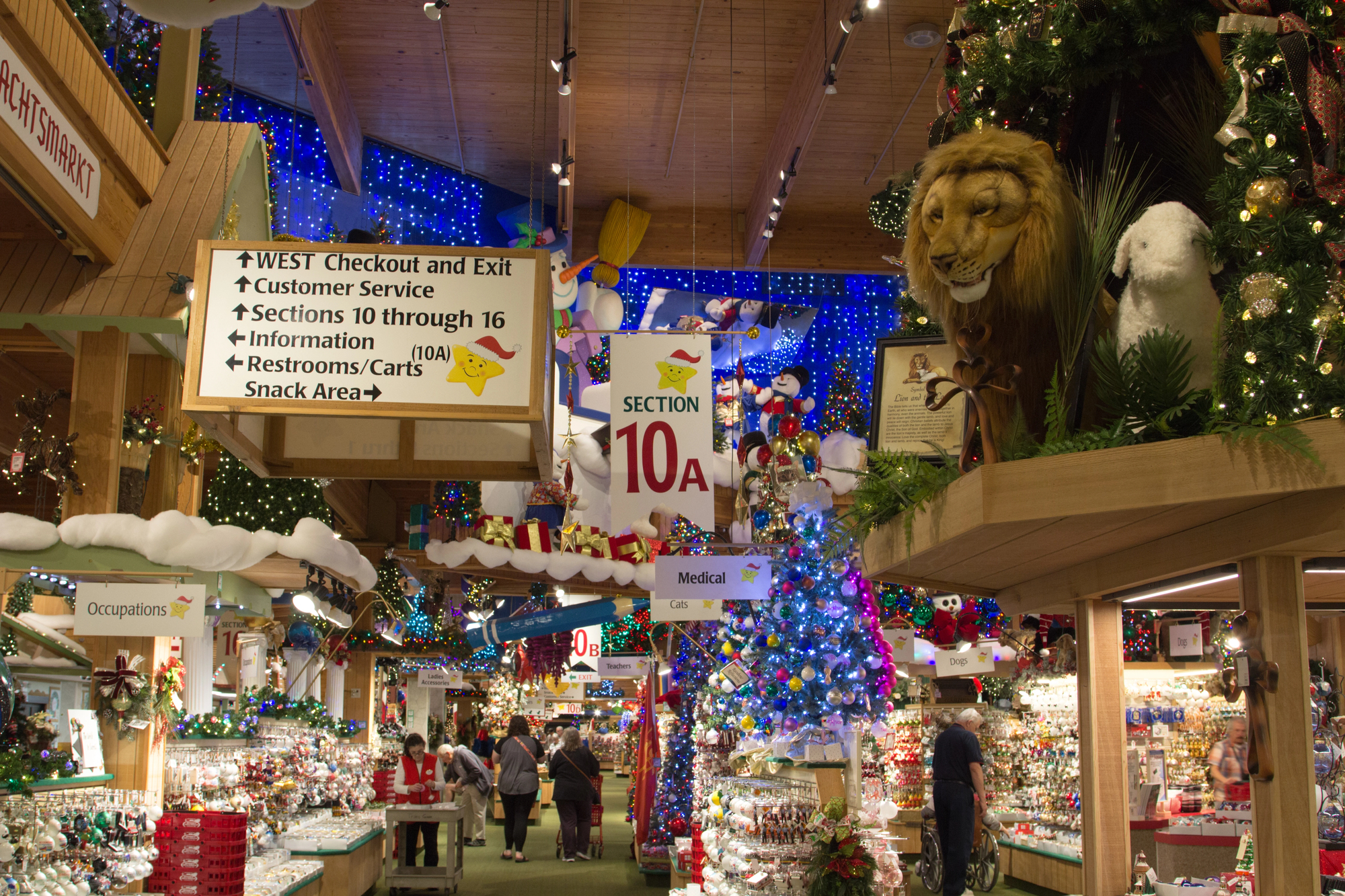 10 Most Christmassy Towns in the USA for a Family Vacation - Bronner's CHRISTmas Wonderland in Michigan