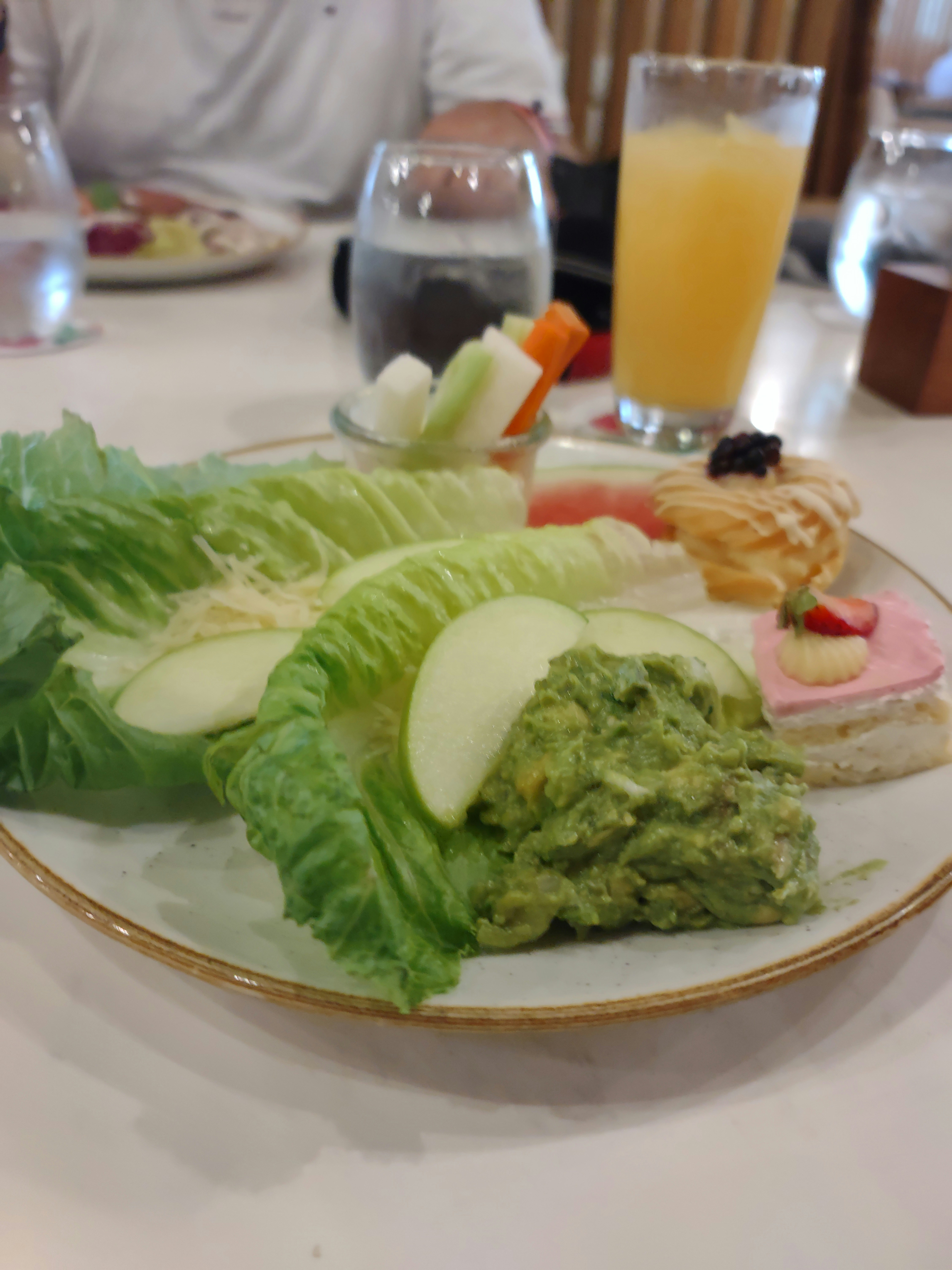 Healthy Eating While Traveling: Smart Tips for Fueling Your Trip Without the Junk - Healthy Restaurant Food