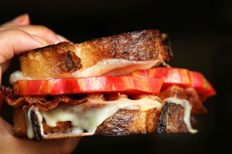 grilled cheese with bacon and tomatoes