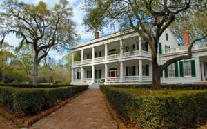 Visit One of These Best Haunted Houses in the US - Plantation Home