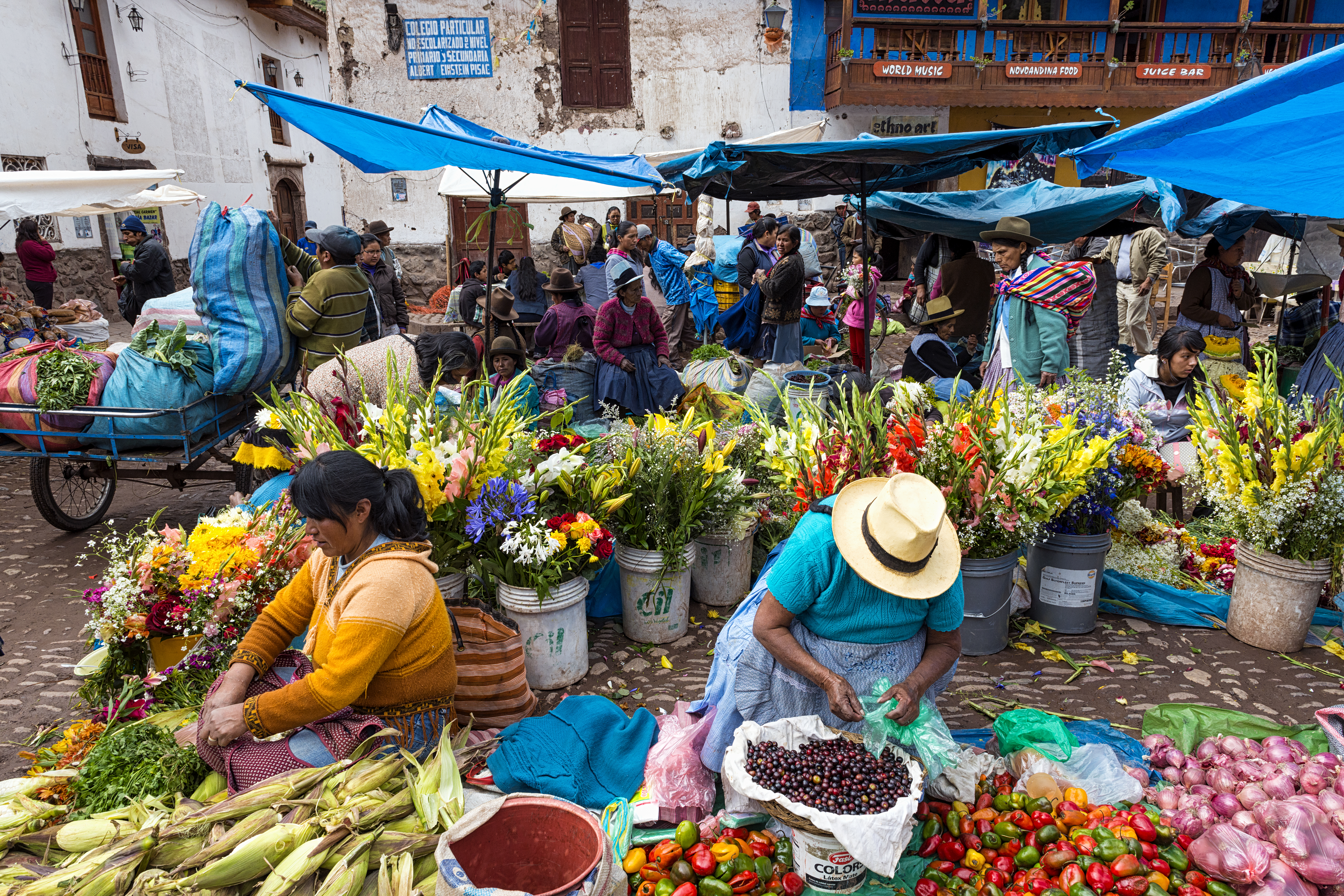 Discover the Best of Peru in 7 Days During an Amazing Family Vacation - Market in Pisac Peru