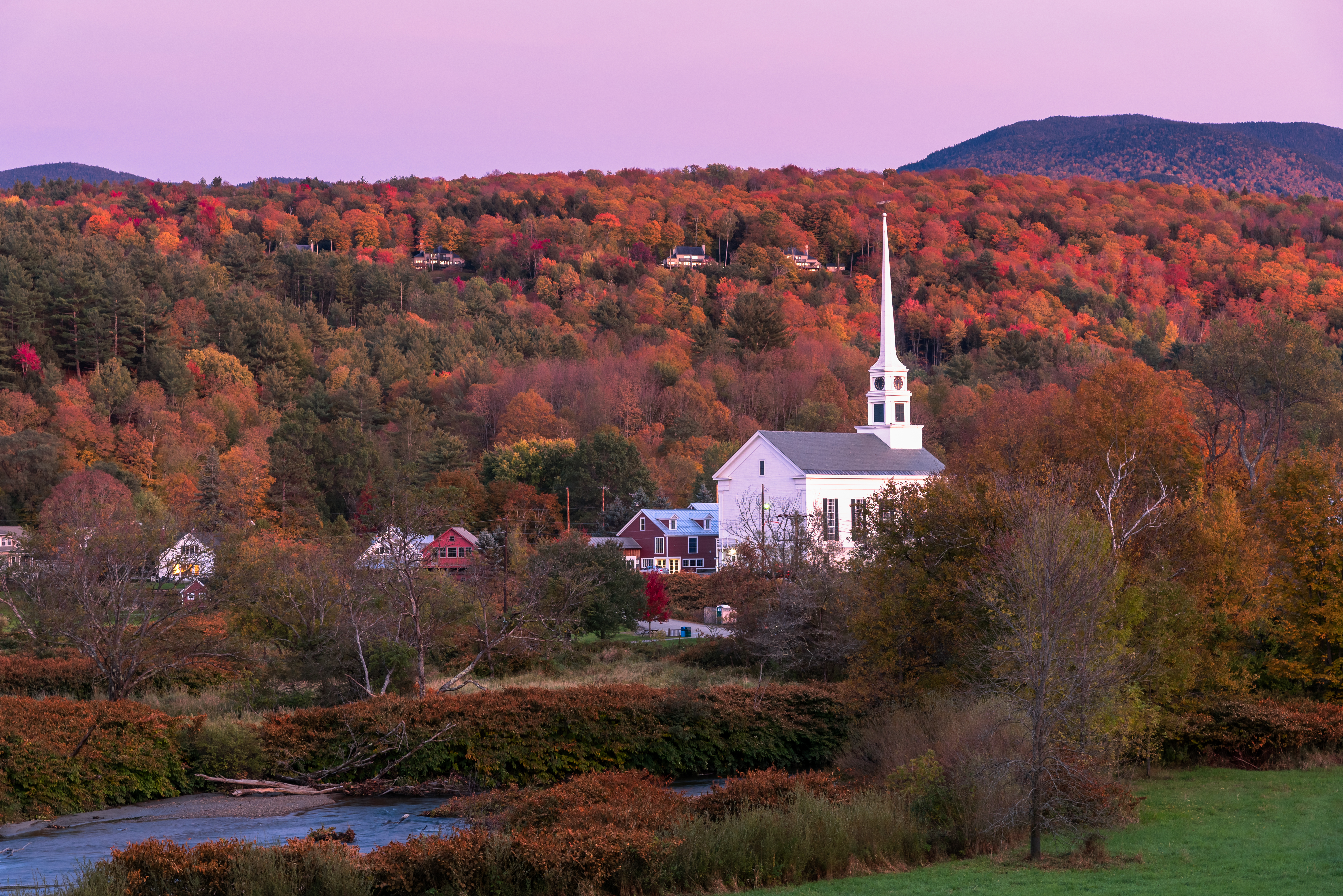 Best Places to See Fall Foliage for Family Leaf Peeping Adventures - Fall Foliage in Stowe, Vermont