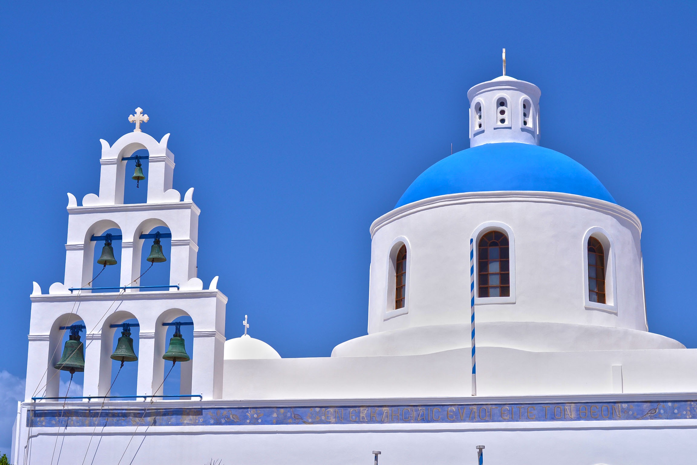 Ultimate Travel Guide to Greece: History, Islands, and Top Attractions - White Buildings and Blue Roofs in Santorini